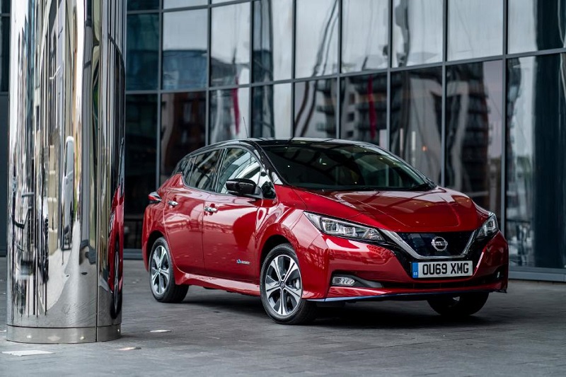 Nissan and Uber have signed a deal to support the introduction of 2,000 all-electric Nissan LEAFs for drivers who use the Uber app