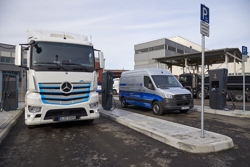 Daimler eröffnet neuen Ladepark für elektrische Nutzfahrzeuge Daimler opens new charging park for electric commercial vehicles